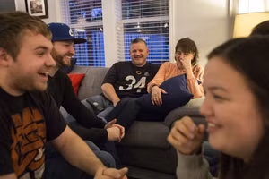 Bác sĩ Bryce Cleary (giữa) và gia đình vào năm 2019.