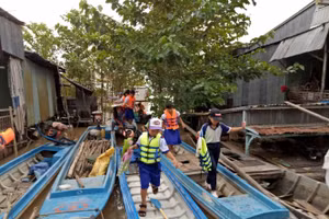 Học sinh Việt kiều từ Campuchia về học tập tại huyện An Phú (An Giang).