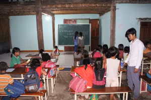 Lớp học miễn phí của vợ chồng thầy A Kâm bắt đầu từ 5 giờ chiều đến 7 giờ tối.