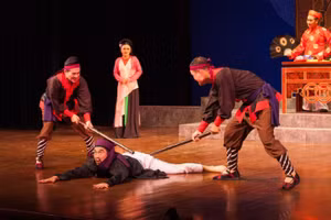 Theo nhiều nghệ sĩ, để sân khấu chèo thu hút được khán giả thì buộc phải thay đổi. Ảnh: cheo 48h.