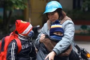 Phụ huynh phòng rét cho con. Ảnh minh họa: Internet