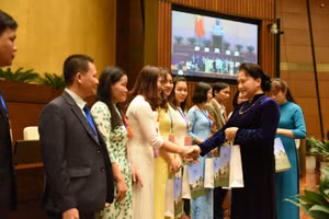 Chủ tịch Quốc hội Nguyễn Thị Kim Ngân trao quà cho các nhà giáo, cán bộ quản lý GD tiêu biểu. Ảnh: Thế Đại