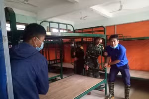 Đồ dùng của HS tại khu KTX của Trường Võ Chí Công được thu dọn và chuyển về nơi ở mới để HS học tạm tại Trường THPT Tây Giang. Ảnh: Đình Hiệp