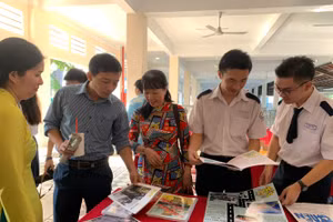 Học sinh, thầy cô tham quan các sản phẩm của dự án Sài Gòn by bus trong buổi tổng kết dự án ngày 17/11 tại Trường THPT Lê Quý Đôn, Quận 3, TPHCM. Ảnh: Phan Nga