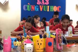 HS tái chế chai đựng nước nhựa bỏ đi thành hộp cắm đồ dùng học tại Trường Tiểu học Phan Đình Giót (Thanh Xuân – Hà Nội). Ảnh: Đức Trí