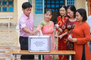 Tập thể Trường THPT chuyên Nguyễn Thị Minh Khai (Sóc Trăng) chung tay đóng góp ủng hộ đồng bào miền Trung bị lũ lụt. Ảnh: X. Lương