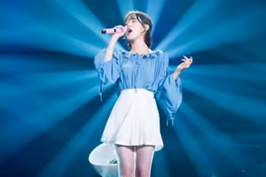 Cách phối đồ với chân váy mùa thu cực ngọt ngào của em gái quốc dân IU 