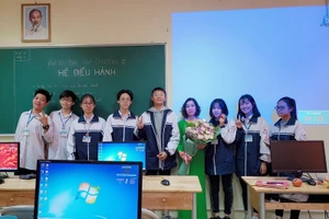 Cô Lý Minh Chi và học sinh Trường THPT Hoài Đức A.