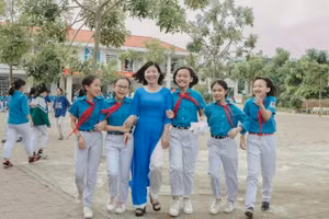 Cô Cao Thị Thúy Hồng và học trò của mình. Ảnh: NVCC