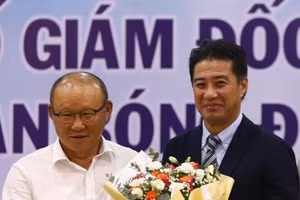 Tân GĐKT người Nhật Bản Yusuke Adachi (bên phải) trong lễ ra mắt.