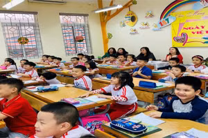 Ban giám hiệu và tổ chuyên môn dự giờ tại lớp 1A7 Trường Tiểu học Phan Đình Giót. Ảnh: NTCC