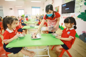 Học sinh hào hứng với bữa ăn bán trú.