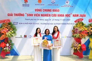 Khánh Linh (trái), cô Bùi Thị Loan và Khánh Chi tại lễ trao giải Sinh viên Nghiên cứu khoa học 2020. Ảnh: NVCC