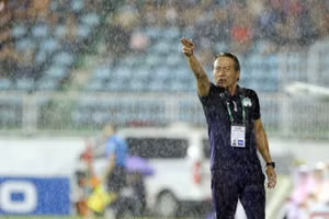 HLV Nguyễn Văn Đàn ra mắt thành công với chiến thắng đậm TPHCM với tỷ số 5 - 2.