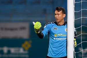 Tấn Trường nhiều lần bị đội bóng chủ quản treo găng sau sai lầm đáng trách.