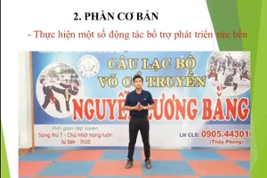 GV thể dục Trường THCS Nguyễn Lương Bằng (quận Liên Chiểu) thực hiện động tác thị phạm để quay video hướng dẫn cho HS động tác nâng sức bền. 