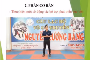 GV thể dục Trường THCS Nguyễn Lương Bằng (quận Liên Chiểu) thực hiện động tác thị phạm để quay video hướng dẫn cho HS động tác nâng sức bền. 