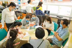 Ngoài chính sách học phí ổn định, học sinh nộp hồ sơ xét tuyển vào HUTECH còn có cơ hội nhận được học bổng hỗ trợ. Ảnh: TG