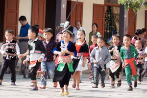 Học sinh Trường Tiểu hoc Nậm Cắn 1, xã Nậm Cắn, huyện Kỳ Sơn (Nghệ An) bước vào năm học mới. Ảnh: Hồ Lài