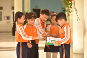HS hào hứng tham gia xây dựng trường học xanh.