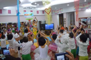 Cô và bé Trường MN chất lượng cao 20/10 (quận Hoàn Kiếm, Hà Nội) hứng thú với hoạt động trải nghiệm.
