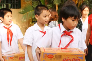 Học sinh tiểu học Hà Nội quyên góp thực phẩm ủng hộ đồng bào vùng lũ miền Trung. Ảnh: H.Cường.