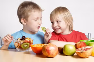 Trẻ nên được tự cầm đồ ăn từ khi 9 tháng tuổi. Ảnh minh họa.