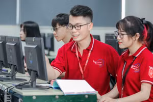Sinh viên ngành Công nghệ Thông tin Trường Đại học Văn Lang tại phòng máy trong giờ học thực hành. Ảnh: Website nhà trường

