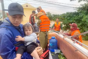 Lực lượng chức năng sơ tán người dân đến khu vực an toàn tại các trường học cao tầng ở huyện Lệ Thủy (Quảng Bình) từ ngày 18/9. Ảnh: Vĩnh Quý