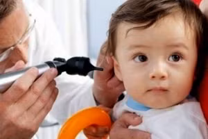 Cha mẹ cần cho bé đi khám nếu bé không phản ứng lại với âm thanh.