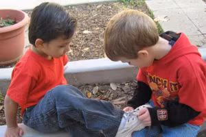 Trẻ nên được học cách cư xử lịch thiệp với người xung quanh. Ảnh minh họa.