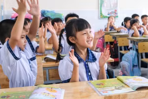 Học sinh Trường Tiểu học Võ Trường Toản, quận Ninh Kiều (TP Cần Thơ) vui vẻ trong buổi đầu học SGK mới.