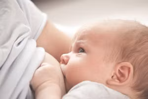 Sau khi sinh, các mẹ nên tập trung vào việc tận dụng tối đa cơ hội cho bé bú. (Ảnh minh họa).