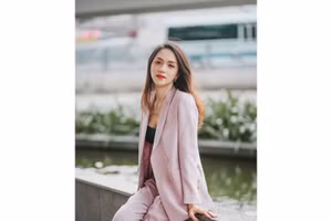 Một trong những bí kíp diện nguyên bộ suit đồng màu thường xuyên được Hương Giang áp dụng. Cô rất khéo léo trong việc thay đổi màu sắc và những item đi kèm mà hình ảnh chưa bao giờ bị chê bai.