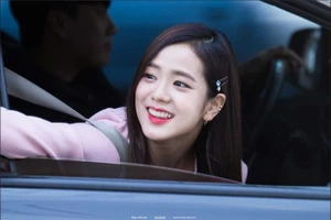 4 món phụ kiện không thể thiếu, tôn lên nhan sắc ngọt ngào của Jisoo BlackPink