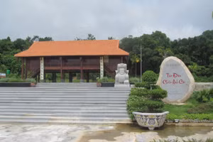 Tại TP Hà Tiên, bên cạnh đền thờ họ Mạc / Mạc Công miếu nơi chân núi Lăng / Bình San, Nhà lưu niệm Tao đàn Chiêu Anh Các được dựng vào Tết Nguyên tiêu năm Kỷ Hợi 2019. Ảnh: Phanxipăng