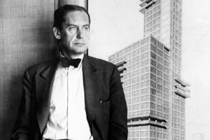 Walter Gropius (1883 - 1969) với hậu cảnh là tòa soạn nhật báo Chicago Tribune do kiến trúc sư này thiết kế.