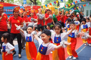 Cô và trò Trường Mẫu giáo MN B Hà Nội.