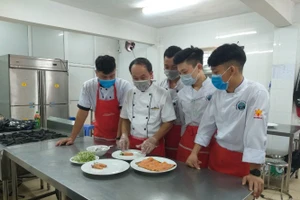 Giờ học thực hành nấu ăn của HS Trường Trung cấp nghề nấu ăn – nghiệp vụ du lịch và thời trang Hà Nội.