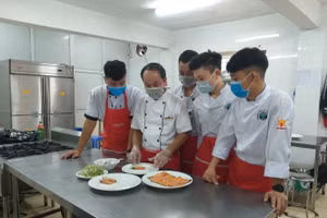 Giờ học thực hành nấu ăn của HS Trường Trung cấp nghề nấu ăn – nghiệp vụ du lịch và thời trang Hà Nội.