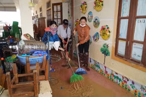 Nhà trường dọn dẹp, khắc phục thiệt hại do lũ.