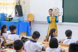 Cô, trò lớp 1 Trường Tiểu học Võ Trường Toản, quận Ninh Kiều (TP Cần Thơ) trong giờ học môn Tiếng Việt SGK mới. Ảnh: Quốc Ngữ