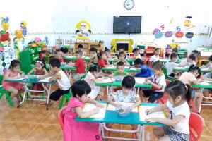 Các bé 5 tuổi Trường Mầm non Hoa Phượng (phường Văn Đẩu, quận Kiến An) cùng nhận diện số.