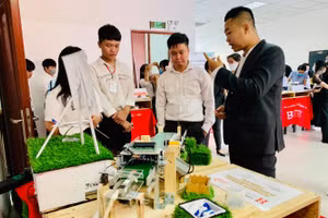 Giảng viên và SV Trường ĐH Hồng Bàng trao đổi nhóm.