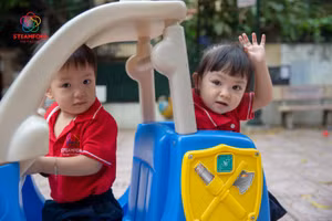 Trẻ tham gia hoạt động tập thể trên các thiết bị vui chơi. Ảnh: Thế Đại