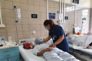 Bác sĩ thăm khám bệnh nhân ngộ độc thuốc diệt chuột thế hệ mới. Ảnh: BVCC.