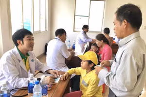 TS.BS Phạm Lê Duy thường xuyêntham gia các chương trình khám bệnh từ thiện cho người dân. Ảnh: NVCC