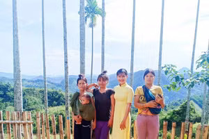 Phụ huynh cùng chụp hình lưu niệm với cô giáo Trà Thị Thu. Ảnh: NVCC 