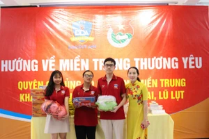 Học sinh Trường THCS-THPT Đào Duy Anh, TPHCM hướng về miền Trung thân yêu. Ảnh minh họa: NTCC.