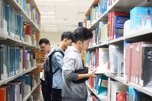 Tân sinh viên Trường ĐH Bách khoa, ĐH Đà Nẵng tham gia Library Tour tại Trung tâm học liệu của nhà trường.